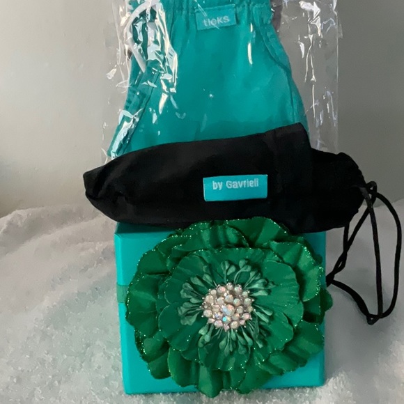 🪴TIEKS GREEN FLOWER AND BAG AND MASK🪴 - Picture 9 of 12